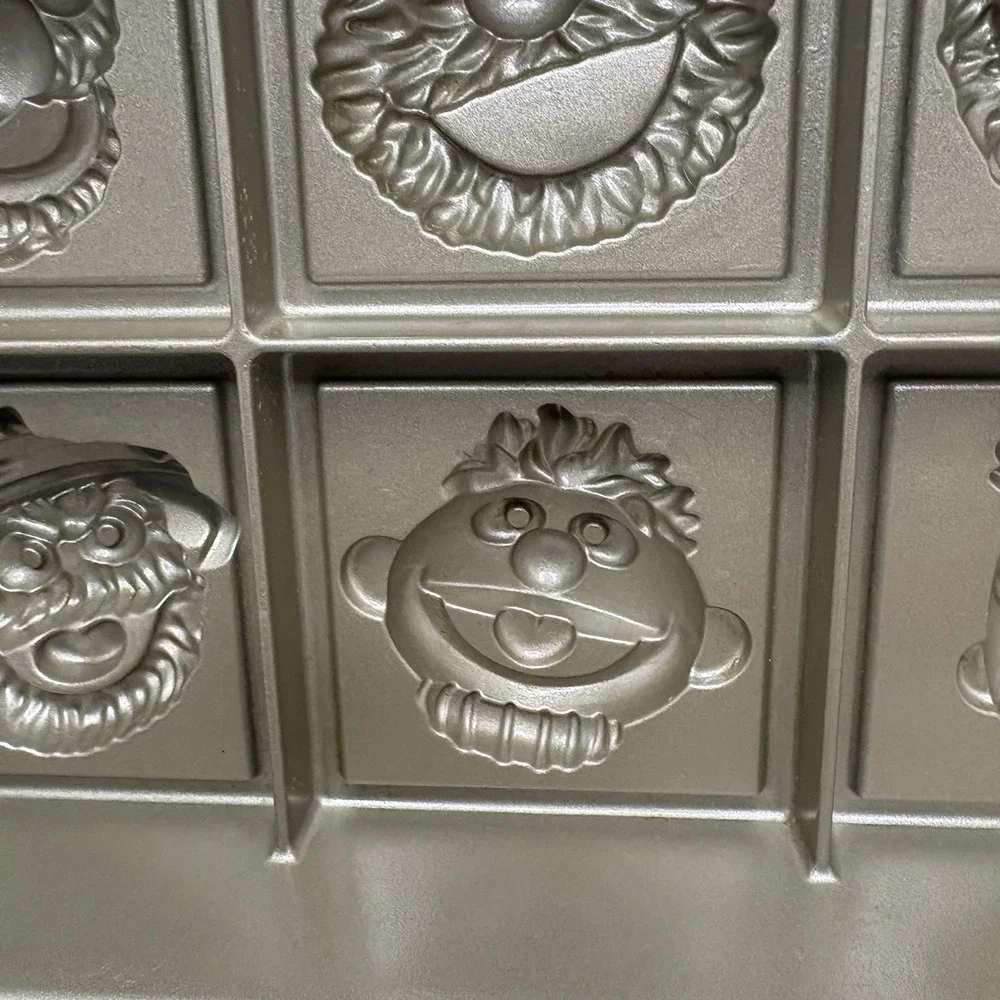 Nordic Ware Sesame Street Cake Pan Williams-Sonoma 9 CUPS Elmo Cookie Monster
